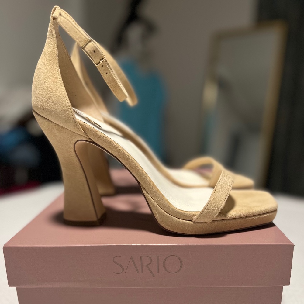 NWT Sarto by Franco Sarto Dolores Suede Sandal-Size 8.5